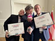23 May 2024, Austria, Wien: The two physicists Reinhard Remfort (l) and Nicolas Wöhrl (r) pose with cabaret artist Martin Puntigam (m). Wöhrl and Remfort received a glass of alpaca droppings and 20,000 euros as an award for their science podcast "Methodisch inkorrekt" on Thursday in Vienna. (to dpa "Award for science podcast: excrement and money") Photo: Matthias Röder/dpa