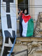 23 May 2024, Berlin: Pro-Palestinian demonstrators hold a Palestinian flag out of a window of the Institute of Social Sciences at Berlin