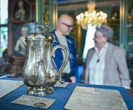 24 May 2024, Brandenburg, Cottbus: A gilded silver cup and letters are on display in Branitz Castle at the Prince Pückler Museum Park and Castle Branitz Foundation (SFPM). This valuable cup was recently auctioned off by Helga Walther in the ZDF program "Bares für Rares". The art dealer Benjamin Leo Leo acquired this cup and now the Foundation has purchased the silver cup. Photo: Patrick Pleul/dpa
