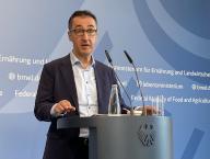 24 May 2024, Berlin: Cem Özdemir (Greens), Federal Minister of Agriculture, presents the planned reform of animal welfare in a statement. The cabinet has now approved the bill. Photo: Sascha Meyer/dpa