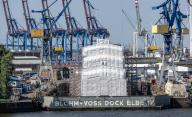 17 May 2024, Hamburg: An unknown ship is lying undercover for repairs in Dock Elbe 17 at the Blohm + Voss shipyard. Photo: Markus Scholz/Markus Scholz/picture alliance/dpa/Markus Scholz