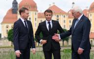 27 May 2024, Saxony, Moritzburg: Emmanuel Macron (M), President of France, Federal President Frank-Walter Steinmeier (r) and Michael Kretschmer (CDU, l), Minister President of Saxony, stand in front of Moritzburg Castle. French President Macron and his wife are on a three-day state visit to Germany at the invitation of Federal President Steinmeier. Photo: Robert Michael/dpa
