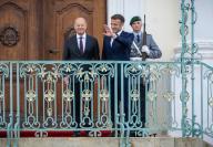 28 May 2024, Brandenburg, Gransee: Federal Chancellor Olaf Scholz (l, SPD) welcomes Emmanuel Macron, President of France, to the Franco-German Ministerial Council in front of Schloss Meseberg, the Federal Government