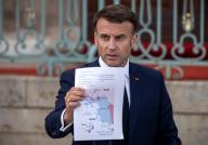28 May 2024, Brandenburg, Gransee: French President Emmanuel Macron shows a graphic on the attack on Ukraine. Photo: Michael Kappeler/dpa