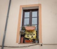 27 April 2024, Spain, Palma: On the window of an apartment in Palma de Mallorca hangs a banner that reads "City for those who live there, not for those who visit" Photo: Frank Rumpenhorst/dpa