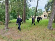 30 May 2024, Brandenburg, Potsdam: A contingent of police is deployed in the neighboring Sanssouci Park. A security guard died on Thursday after a violent confrontation in a refugee shelter in Potsdam. Photo: Christian Pörschmann/reporternet24/dpa
