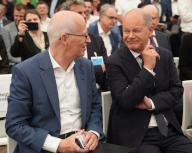 30 May 2024, Hamburg: Federal Chancellor Olaf Scholz (r, SPD) and Peter Tschentscher (SPD), First Mayor of Hamburg, attend the presentation of Hamburg