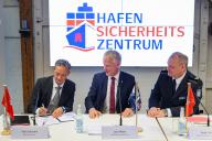 31 May 2024, Hamburg: Chief of Police Falk Schnabel (from left), Jens Meier, Chairman of the HPA Management Board, and Frank Müller, Head of Directorate III of the Directorate General of Customs, sign the joint contract for the newly created port security center. The Hamburg Police, the Directorate General of Customs and the Hamburg Port Authority (HPA) want to continue the fight against port crime even more effectively with the new port security center. Photo: Ulrich Perrey/dpa