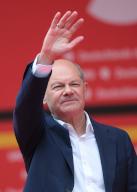 01 June 2024, Saxony, Leipzig: Olaf Scholz (SPD), Federal Chancellor, waves during an election campaign appearance. Photo: Sebastian Willnow/dpa