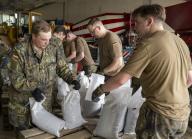 02 June 2024, Bavaria, Höchstädt: Bundeswehr soldiers fill sandbags in a concrete factory. The district of Dillingen asked the Bundeswehr for support in the fight against the floods. Photo: Stefan Puchner/dpa