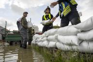 02 June 2024, Bavaria, Gundelfingen: Soldiers from the German Armed Forces build a barrier of sandbags together with civilian firefighters. The district of Dillingen asked the Bundeswehr for support in combating the floods. Photo: Stefan Puchner/dpa