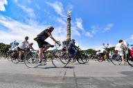 02 June 2024, Berlin: Participants in the ADFC rally 2024 "Together for the traffic turnaround" ride past the Victory Column. Photo: Paul Zinken/dpa