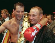 FILED - 27 September 1993, North Rhine-Westphalia, Duesseldorf: Boxing world champion Henry Maske (l) and his former trainer Manfred Wolke laugh at the award ceremony. The light heavyweight champion from Frankfurt/Oder had successfully defended the title he won on March 20, 1993 for the first time in a twelve-round fight against the American challenger Hembrick in the Philipshalle in Düsseldorf. The former successful coach of Henry Maske died last Wednesday at the age of 81 after a long and serious illness in his home town of Frankfurt/Oder, as Maske confirmed to the German Press Agency on Monday (03.06.2024), citing his family. Photo: picture alliance / dpa