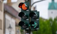03 June 2024, Brandenburg, Fürstenwalde: A traffic light at an intersection in the city center shows red and green for vehicles turning right. Photo: Monika Skolimowska/dpa
