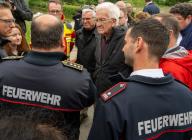 03 June 2024, Baden-Württemberg, Erbach: Winfried Kretschmann (M, Bündnis90/Die Grünen), Minister President of Baden-Württemberg, and Thomas Strobl (3rd from right, CDU), Minister of the Interior of Baden-Württemberg, thank firefighters. The flood situation remains dynamic and confusing. Many small communities are affected, and in some places the situation is even worsening. Photo: Stefan Puchner/dpa