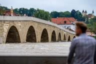 03 June 2024, Bavaria, Regensburg: The Danube is flooding at the Stone Bridge. For days, helpers in Bavaria and Baden-Württemberg have been battling the flood and its consequences. Photo: Armin Weigel/dpa
