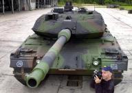 FILED - 04 September 2001, Mecklenburg-Western Pomerania, Schwerin: A photo reporter takes a picture of the gun barrel of the modernized Leopard 2A6 main battle tank at the Bundeswehr base in Stern-Buchholz. Germany plans to deliver 14 Leopard 2A6 main battle tanks from Bundeswehr stocks to Ukraine as a first step. This was announced by government spokesman Hebestreit in a statement on Wednesday. Photo: Jens Büttner/dpa