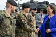 24 May 2023, Bavaria, Pfreimd: Ilse Aigner (CSU), President of the Bavarian State Parliament, welcomes soldiers from Tank Battalion 104. In addition to discussions with soldiers about the upcoming NATO mission in Lithuania, Aigner also received a briefing on the Leopard 2 weapon system. Photo: Armin Weigel/dpa