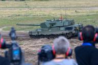 17 August 2023, Klietz: Media representatives observe an exercise with a Leopard 1 A5 tank at the Klietz military training area. Photo: Klaus-Dietmar Gabbert/dpa