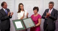 la Reina Leticia entrega en el Senado el Premio Luís Carandel de periodismo parlamentario a Carmen del Riego.