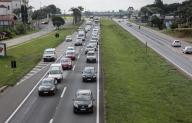CAMPO LARGO, PR - 27.12.2023: CONGESTIONAMENTO NA BR 277 PRAIAS DO PR - Congestion on BR-277, in Campo Largo, in the Metropolitan Region of Curitiba, on the eve of the new year. The highway is the main access route from the interior of the state to the coast of ParanÃ¡. In the photo, lane on the right towards the interior of the state towards the coast of ParanÃ¡. In the left lane, Litoral do ParanÃ¡, towards the interior of the state. (Photo: Dirceu Portugal/Fotoarena