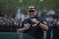 Lima 13 de diciembre del 2022 General de la Policía Nacional, Víctor Zanabria Ángulo encabeza el izamiento de bandera en la Plaza San Martín. Fotos Britanie Arroyo Due