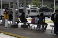 San Juan, Puerto Rico, 25 de septiembre de 2023. Tus Noticias, Primera Hora. Recorrido por las paradas de la Autoridad Metropolitana de Autobuses (AMA) de la EstaciÃ³n del Tren Urbano que ubica en la Parada 26 de Santurce, para medir el sentir de la ciudadanÃ­a en torno al voto de huelga indefinido decretado el pasado lunes por los empleados unionados de esa agencia, el cual se espera afecte los servicios. En la foto pasajeros en compÃ¡s de espera en la Parada 26. FOTO POR: carlos.rivera@gfrmedia.com Carlos Rivera Giusti / GFR Media Autoridad Metropolitana de Autobuses AMA Transporte Colectivo Guagua