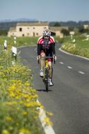 Ciclistas en la carretera de Es Trenc, Campos del Puerto, Mallorca, Islas Baleares, Spain
