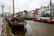 Old ships in the old harbour in the small town of Weener, at the back left historic Bärchen villa, Leer district, Rheiderland, East Frisia, Lower Saxony, Germany