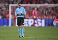 Referee Clement Turpin (FRA) notes yellow card, yellow, caution, Champions League, CL, Allianz Arena, Munich, Bayern, Germany