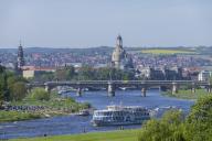Every year on 1 May, the historic passenger steamers (PD) and the two saloon ships of the White Fleet form a decorated parade with live music on the ships. The banks and bridges of the Elbe are lined with thousands of spectators. Salon ship August