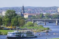 Every year on 1 May, the historic passenger steamers (PD) and the two saloon ships of the White Fleet form a decorated parade with live music on the ships. The banks and bridges of the Elbe are lined with thousands of spectators. Salon ship Countess