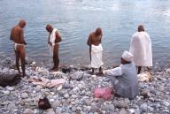 Hindu funerary ritual, men, bathing, Narayani river, teraï, Nepal
