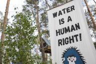 Tree houses and banners Water is a human right! (Water is a human right!) in the occupied section of the Tesla Stop forest. The occupation of the forest is intended to demonstrate against the imminent clearing for the planned expansion of the Tesla 