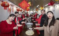 Foreign students from Huaiyin Normal University experience folk culture of Spring Festival in Huai