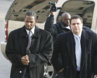 Singer R. Kelly, left, walks with manager Derrel McDavid into the Cook County Criminal Courts Building at 26th and California in Chicago in 2007. (Chuck Berman/Chicago Tribune/TNS