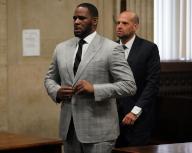 R. Kelly appears before Judge Lawrence Flood at Leighton Criminal Court Building in Chicago on June 6, 2019. (E. Jason Wambsgans/Chicago Tribune/Pool/TNS