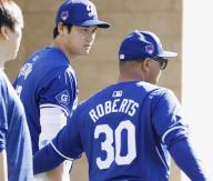 Los Angeles Dodgers manager Dave Roberts (R) chats with Shohei Ohtani at the team