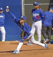 Yoshinobu Yamamoto of the Los Angeles Dodgers pitches in the bullpen with manager Dave Roberts watching at spring training on Feb. 21, 2024, in Glendale, Arizona. (Kyodo) ==Kyodo