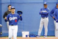 Los Angeles Dodgers Manager Dave Roberts (R) looks on Yoshinobu Yamamoto pitching in the bullpen during spring training in Glendale, Arizona, on Feb. 26, 2024. (Kyodo) ==Kyodo