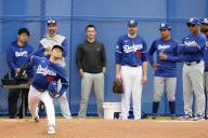 Yoshinobu Yamamoto of the Los Angeles Dodgers pitches in the bullpen during spring training in Glendale, Arizona, on Feb. 26, 2024, as manager Dave Roberts (far R, front) looks on. (Kyodo) ==Kyodo