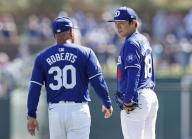 Los Angeles Dodgers pitcher Yoshinobu Yamamoto (R) talks with manager Dave Roberts during the fifth inning of a spring training baseball game against the Seattle Mariners in Glendale, Arizona, on March 13, 2024, before being removed from the mound. (Kyodo) ==Kyodo