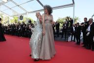 PHOTOPQR/NICE MATIN/Patrice Lapoirie ; Cannes ; 27/05/2022 ; US actress Andie MacDowell (L) and British actress Helen Mirren dance as they arrive for the screening of the film "Mother And Son (Un Petit Frere)" during the 75th edition of the Cannes 