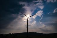 Arnaud BEINAT/Maxppp. 2024/05/20, Bastogne, Belgique. Éolienne dans le soleil couchant du secteur de Bastogne. ENGLISH : wind turbine for electricity in the sunset in Belgium