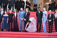 77th International Cannes Film Festival / Festival de Cannes 2024. Day four. Actors Willem Dafoe (third from left), Emma Stone (fourth from left), director Yorgos Lanthimos (fifth from left), actors Jesse Plemons (sixth from left), Margaret Qualley (center), Mamoudou Athie and Hunter Schafer (third from right) at the film premiere "Types of Kindness" 17.05.2024 France, Cannes (Anatoliy Zhdanov/Kommersant/POLARIS
