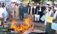 LAHORE, PAKISTAN, MAY 05: Members of Kissan Board Pakistan burn effigy as they are holding protest demonstration for acceptance of their demands, outside Punjab Assembly building in Lahore on Sunday, May 5, 2024. (Babar Shah\/PPI Images