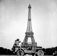 Soldiers of the 4th U.S. Infantry Division look at the Eiffel Tower in Paris after the French capital had been liberated on August 25 1944. John Downey. (OWI) NARA FILE #: 208-MFI-3B-1 WAR & CONFLICT BOOK #: