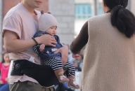 Parent with their baby at Tsim Sha Tsui. 01DEC23 SCMP / Jelly