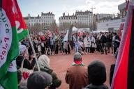 Several hundred people gathered at Place Bellecour in Lyon to protest against the war crimes committed in Gaza. The demonstrators demanded an immediate ceasefire, peace, and justice for the Palestinian people, as well as a boycott of pro-Israeli brands. They called on President Macron and the French government to 