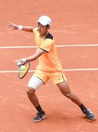 (240427) -- MADRID, April 27, 2024 (Xinhua) -- Shang Juncheng hits a return during Men\'s Singles 2nd round match between Shang Juncheng of China and Alejandro Davidovich Fokina of Spain at the Madrid Open tennis tournament in Madrid, Spain, April 26, 2024. (Photo by Gustavo Valiente\/Xinhua) - Gustavo Valiente -\/\/CHINENOUVELLE_CHINENOUVELLE0355\/Credit:CHINE NOUVELLE\/SIPA